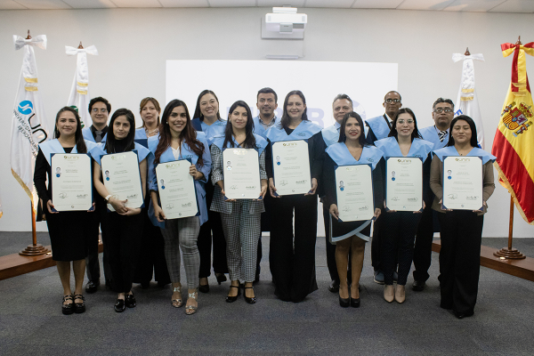 Ceremonia de entrega de diplomas en Guatemala.